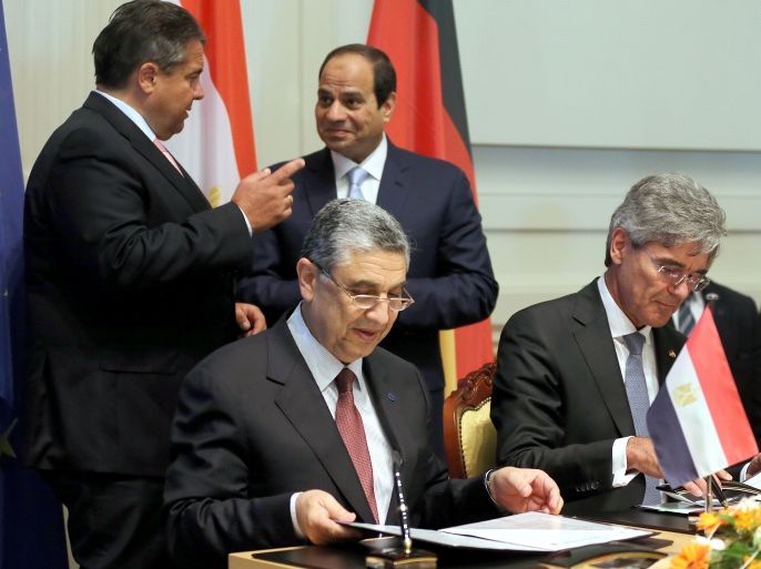 epa04781845 CEO of Siemens, Joe Kaeser (R, Front), signs a contract with Egyptian Minister for Electricity and Energy Shaker El-Markabi (L, front) while German Minister for Economic Affairs Sigmar Gabriel (L, back) and Egyptian President Abdel Fattah al-Sisi (R, back) talk before the German-Egyptian Economic Commission in the Federal Ministry for Economic Affairs in Berlin, Germany, 03 June 2015. German engineering giant Siemens stands to be a big winner from Egyptian President Abdel Fatah al-Sisi's visit to Germany this week as the leader placed an 8-billion-euro (9-billion-dollar) order, the company's largest single order ever. EPA/WOLFGANG KUMM