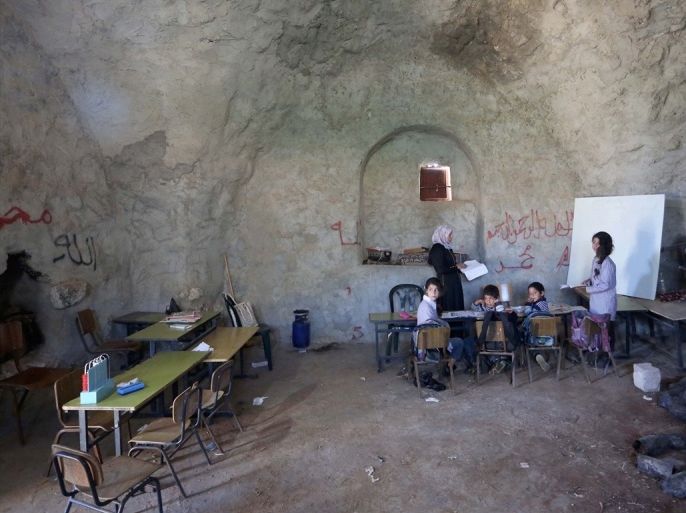 أربعة طلبة بقرية شمالي نابلس يتلقون دراستهم بعد أن تعرضت مدرستهم الوحيدة للهدم من آليات عسكرية إسرائيلية، بزعم البناء بدون ترخيص.