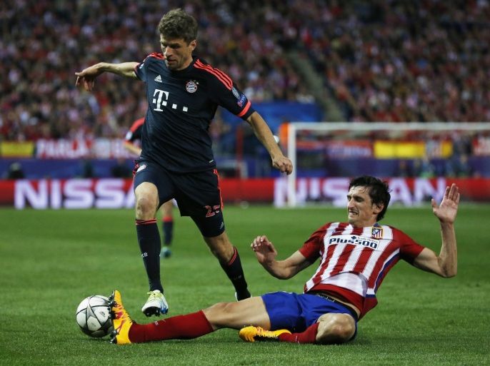 Football Soccer - Atletico Madrid v Bayern Munich - UEFA Champions League Semi Final First Leg - Vicente Calderon Stadium - 27/4/16 Bayern Munich's Thomas Muller in action with Atletico Madrid's Stefan Savic Reuters / Sergio Perez Livepic EDITORIAL USE ONLY.