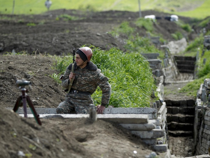 جندي أرميني قرب الحدود مع إقليم ناغورنو كراباخ (رويترز)