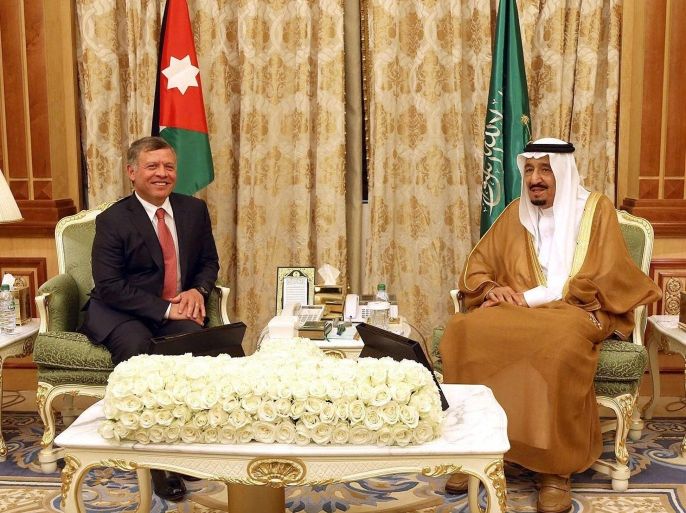 العاهل السعودي الملك سلمان بن عبدالعزيز خلال استقبال عاهل الأردن الملك عبدالله الثاني في قصر اليمامة بالرياض
