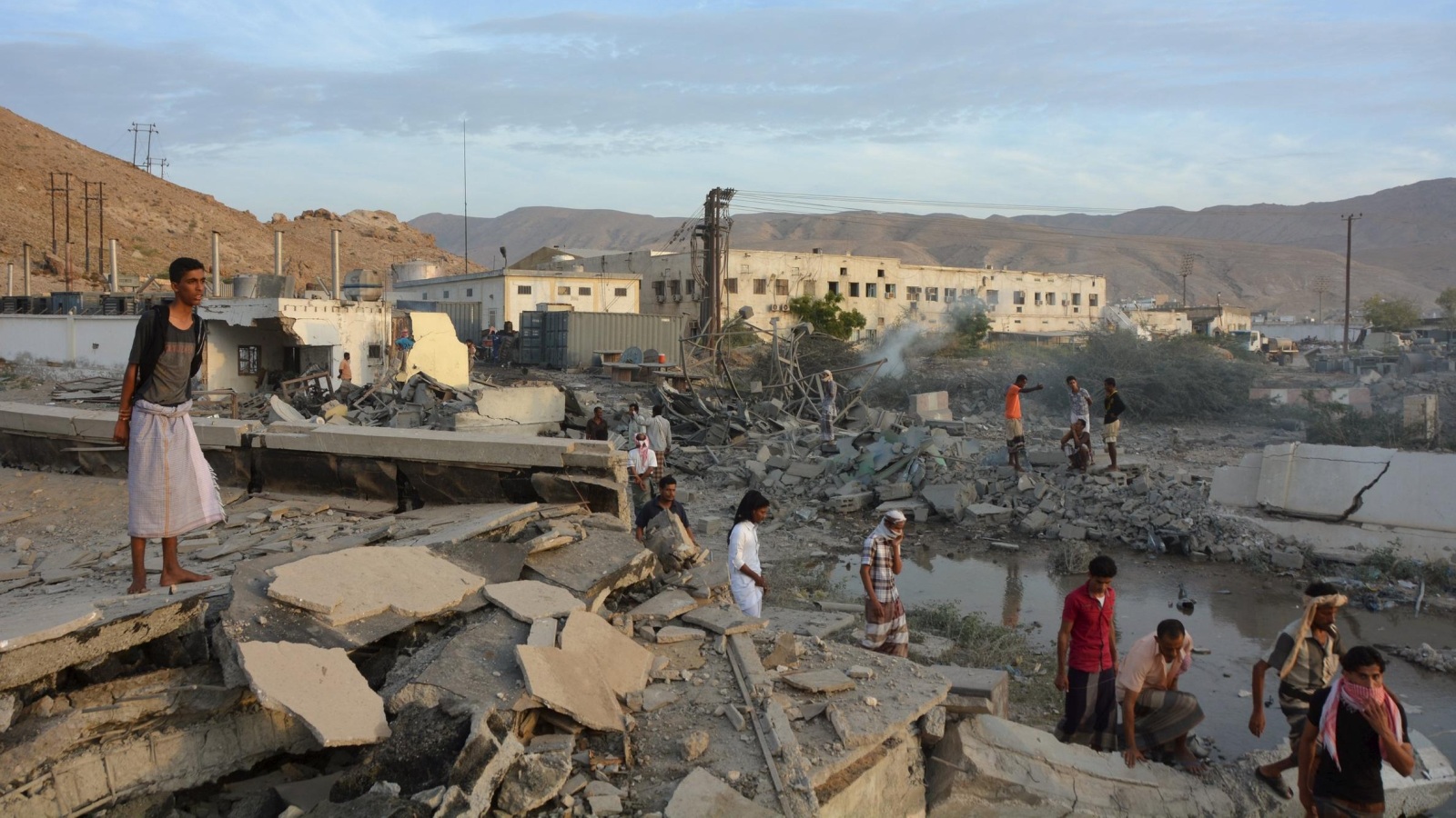 ‪بعض آثار الدمار الذي خلفته المعارك ضد تنظيم القاعدة في المكلا اليمنية‬ (الأوروبية)