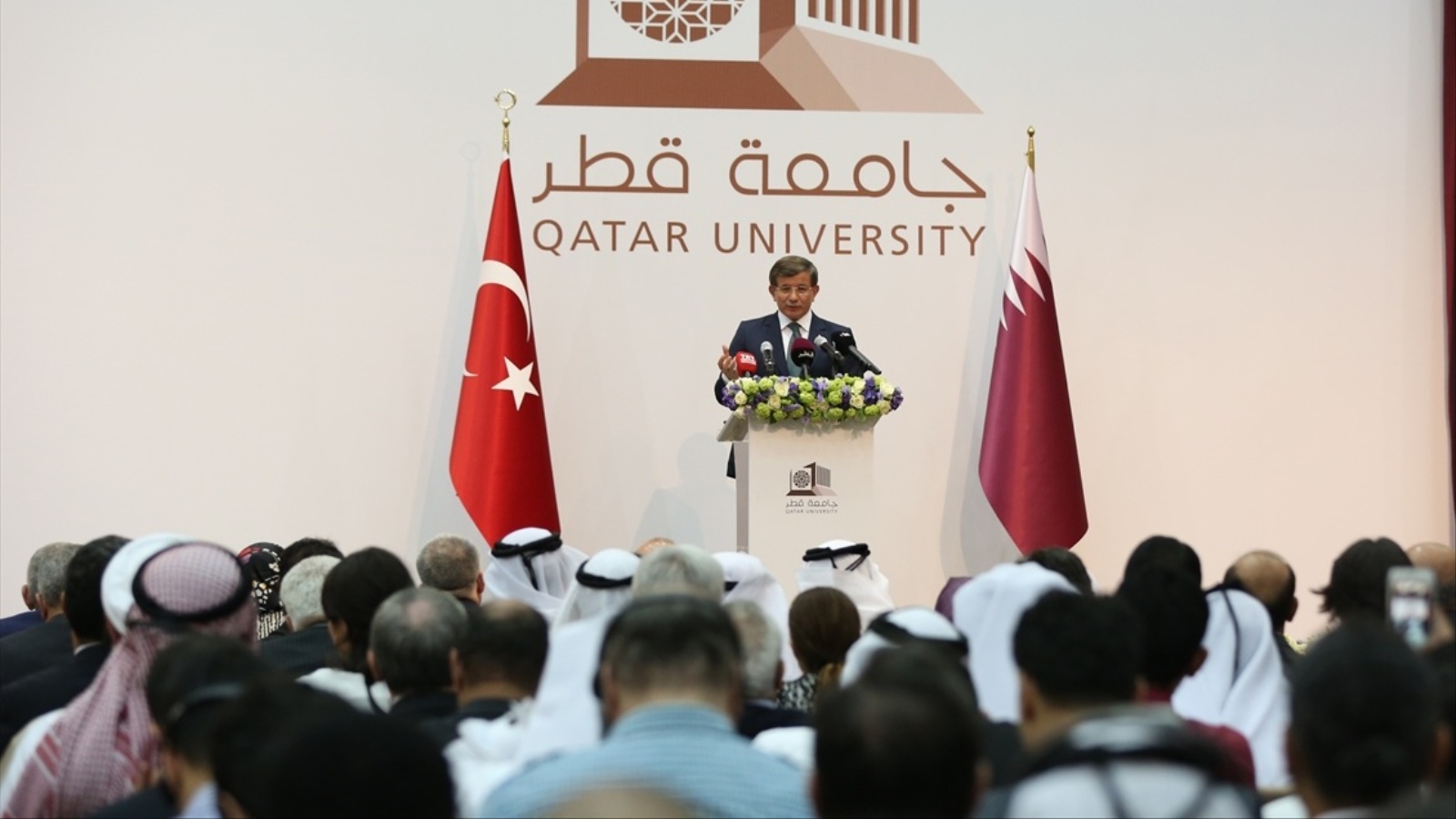 تابع محاضرة أوغلو في جامعة قطر العشرات من الطلبة (الأناضول)