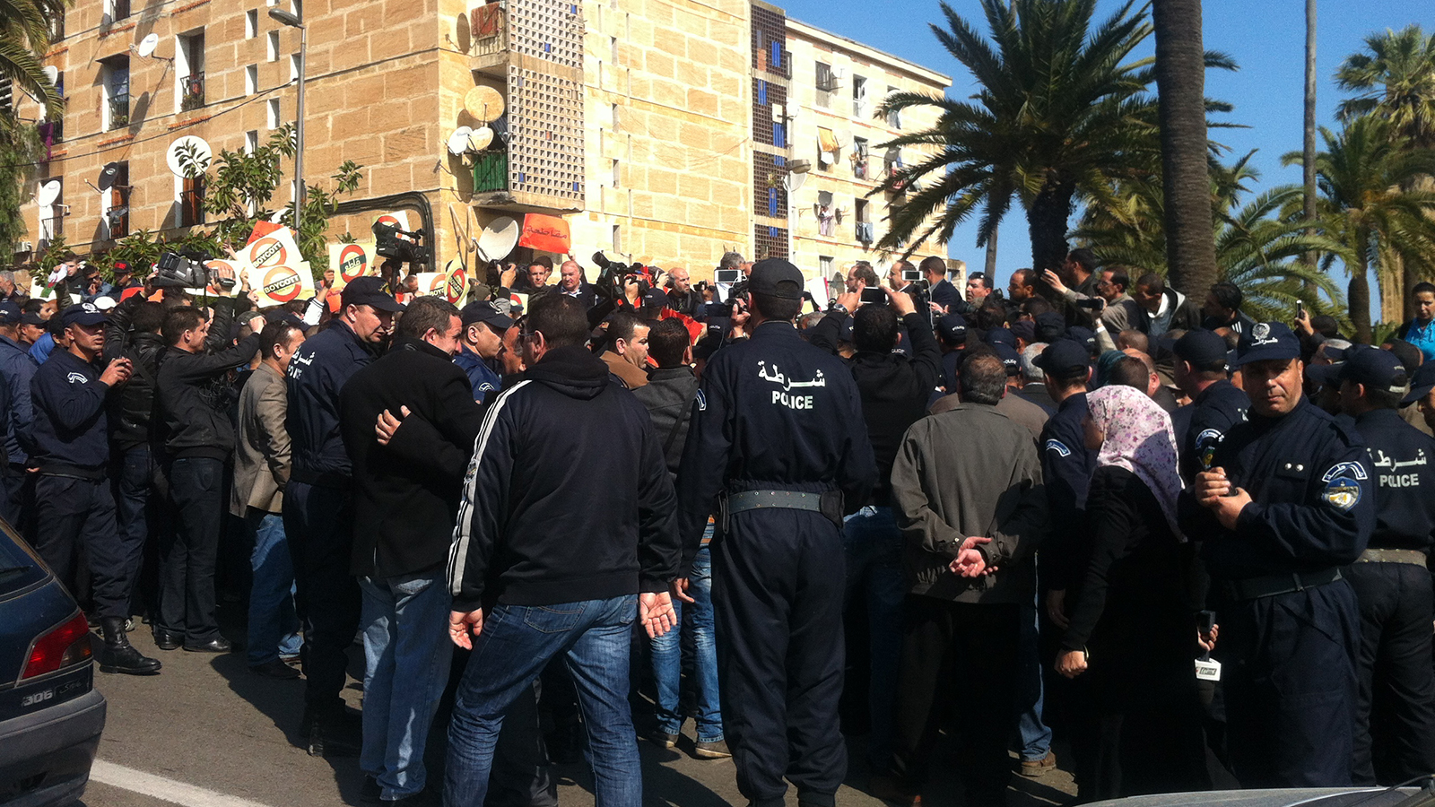 ‪الجزائر شهدت تحركات احتجاجية على تردي الأوضاع الاقتصادية والاجتماعية‬ (الجزيرة)
