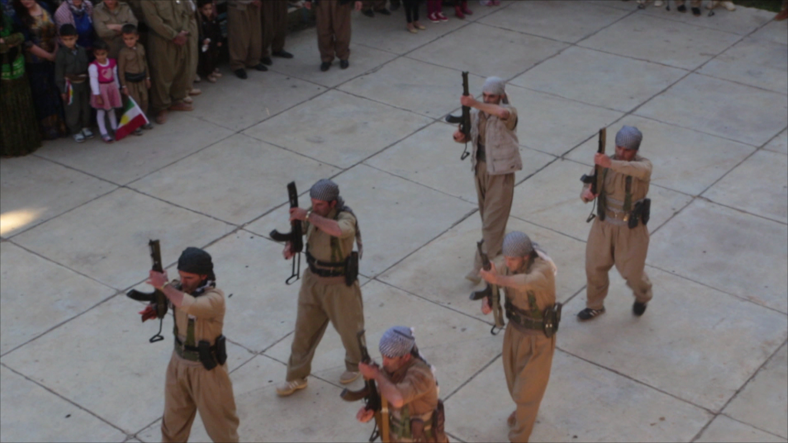 ‪جانب من تدريبات مقاتلي الحزب الديمقراطي الكردستاني الإيراني‬ (الجزيرة)
