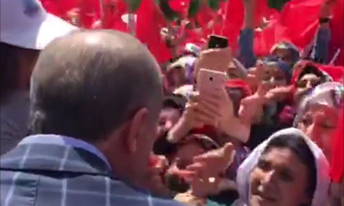 الرئيس التركي رجب طيب أردوغان يلبي دعوة سيدة للحديث معه في ديار بكر