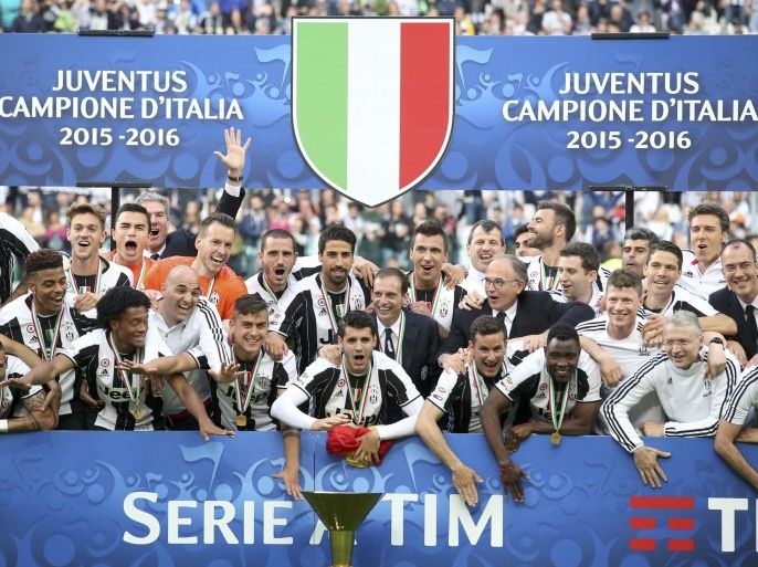 Football Soccer - Juventus v Sampdoria - Italian Serie A - Juventus stadium, Turin, Italy - 14/05/16 Juventus' players celebrate at the end of their match against Sampdoria. REUTERS/Stefano Rellandini TPX IMAGES OF THE DAY