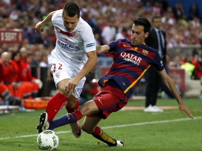 FC Barcelona's Spanish Sergio Busquets (R) fights for the ball with Sevilla FC's Ukrainian Yevhen Konoplyanka during the Spanish King's Cup final between FC Barcelona and Sevilla FC at Vicente Calderon stadium in Madrid, Spain, 22 May 2016.