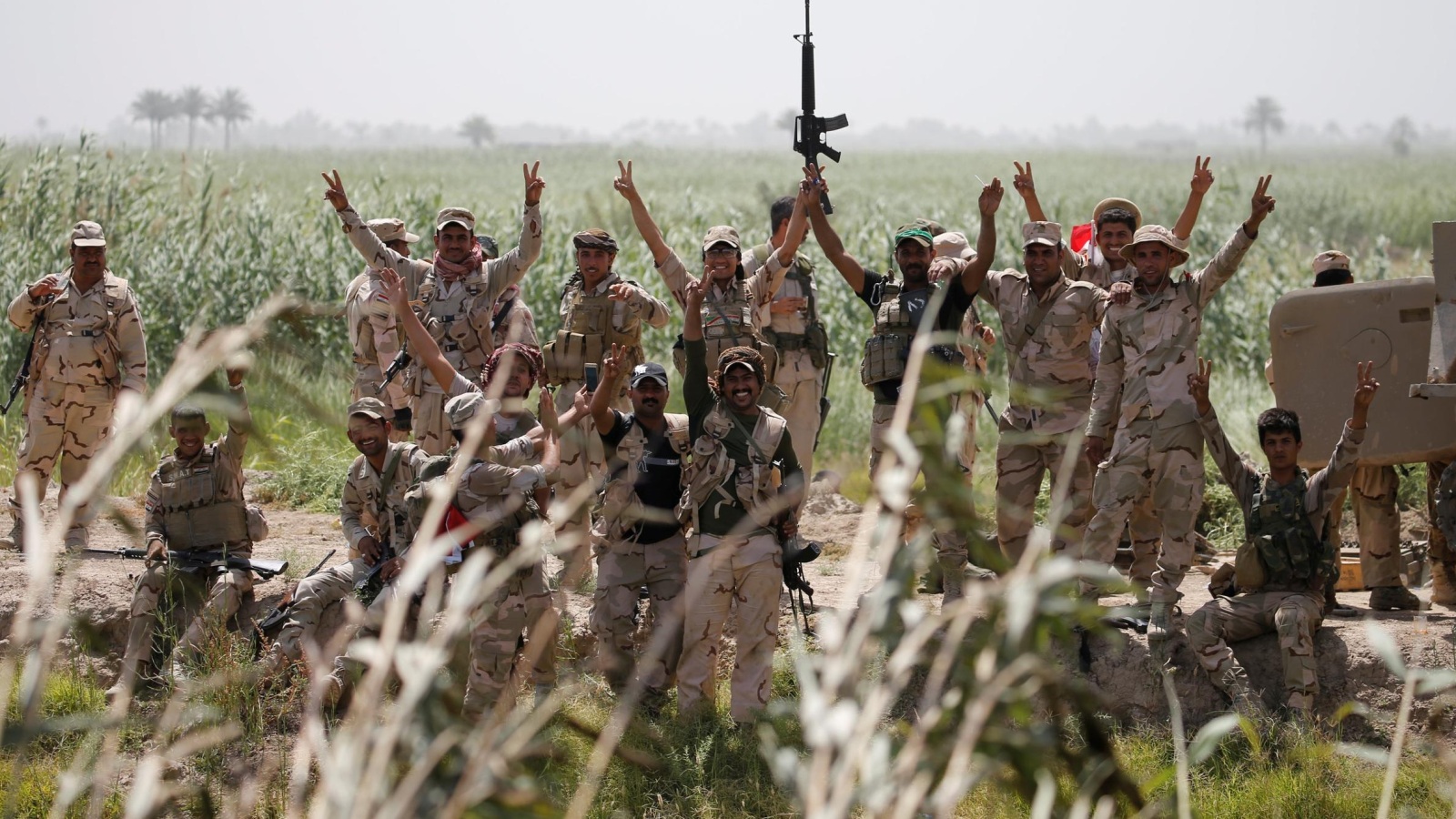 عناصر من الجيش العراقي قرب الفلوجة (رويترز)