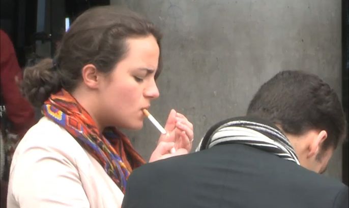 مستشفيات باريس تكافئ نساء حوامل توقفن عن التدخين