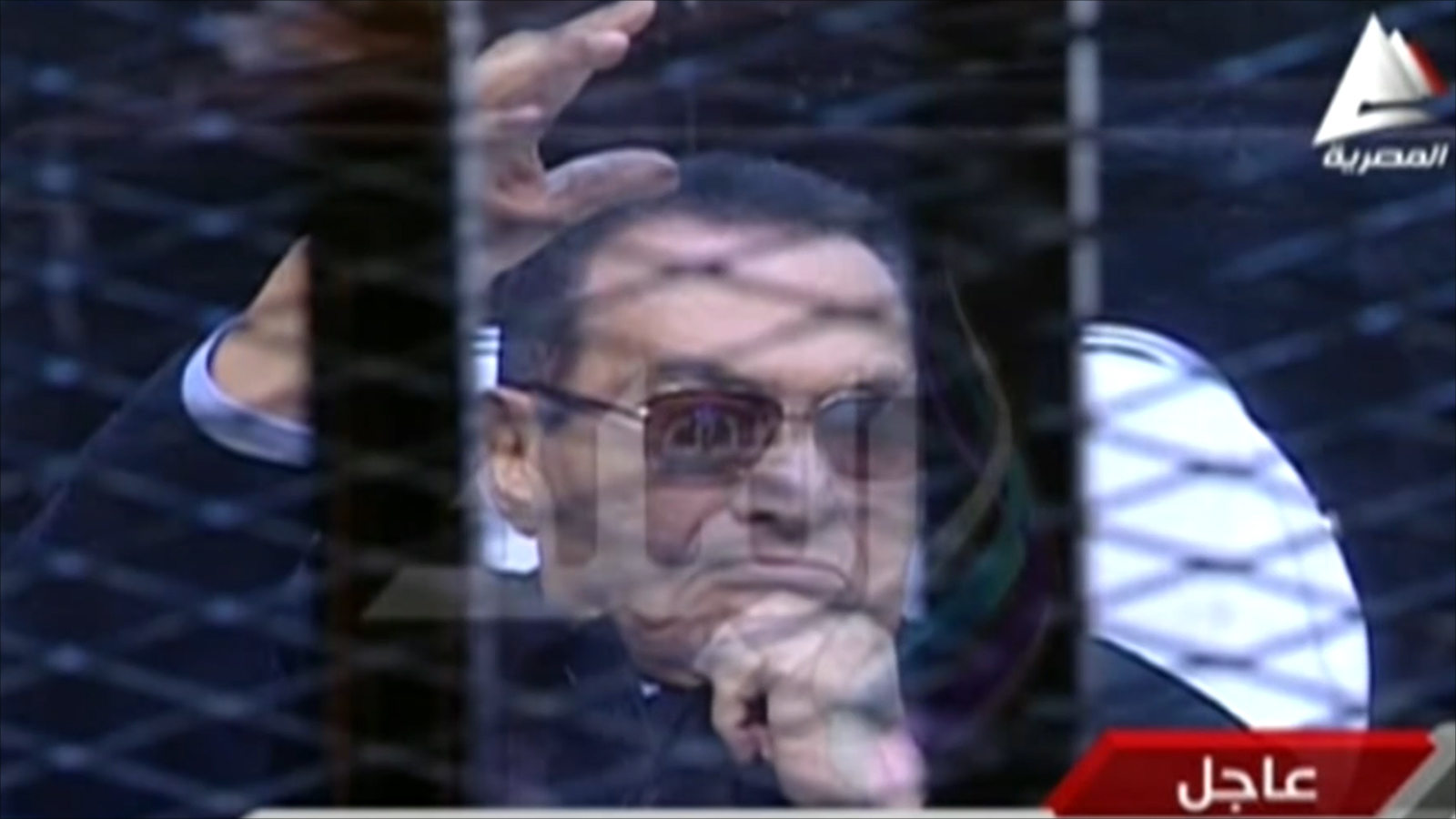 مبارك في قفص المحاكمة ممدد على سرير في أحسن حال (الجزيرة)