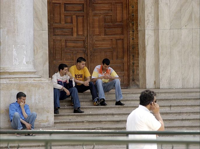 صورة خاصة عن البطالة في الجزائر ، أمام مبنى البريد المركزي بالعاصمة الجزائرية.