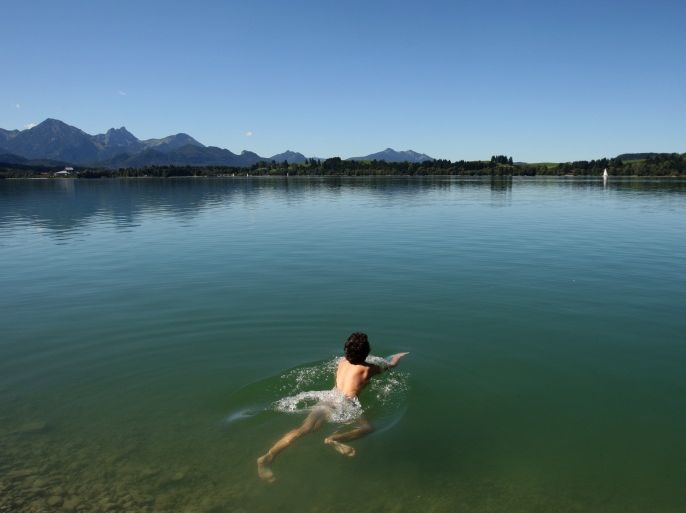 ينبغي تغيير وضع السباحة عند الإصابة بتقلصات العضلات في الماء. (النشر مجاني لعملاء وكالة الأنباء الألمانية "dpa". لا يجوز استخدام الصورة إلا مع النص المذكور وبشرط الإشارة إلى مصدرها.) عدسة: dpa