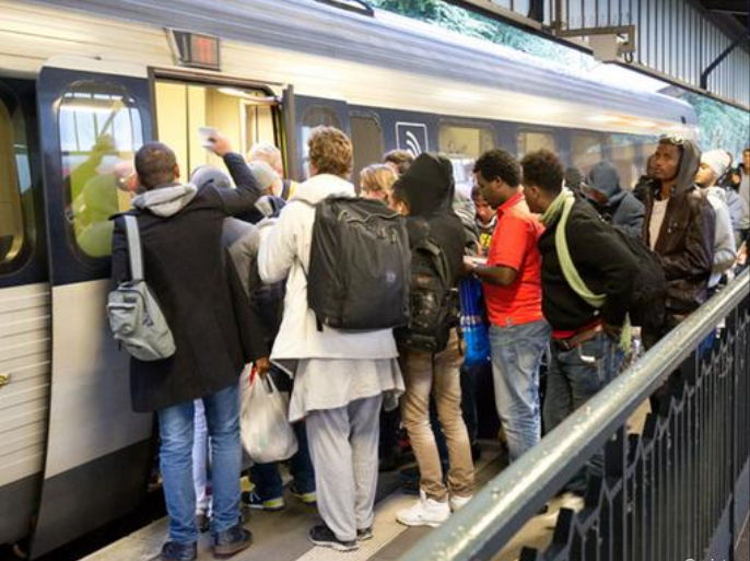 لاجئون يهمون بركوب القطار المتجه من ألمانيا إلى الدنمارك