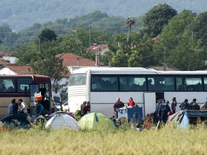لاجئون قبيل ركوبهم الحافلات التي تقلهم إلى خارج المخيم (الأوروبية)