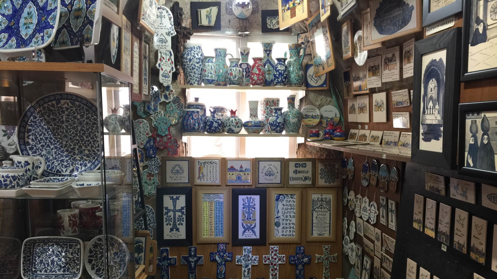 خمس عائلات أرمنية مقدسية لديها مشاغل لصناعة الخزف في بلدة القدس القديمة (الجزيرة)