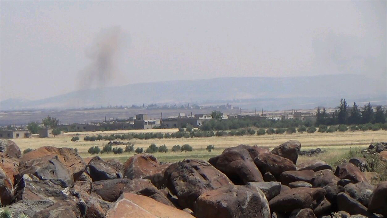 دخان متصاعد من قرية الزارة إثر قصف طيران النظام لها بعد سيطرة المعارضة عليها (الجزيرة)
