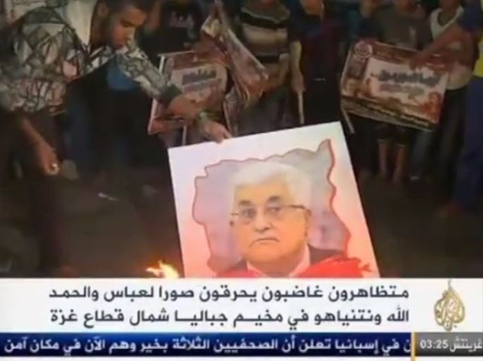 متظاهرون بغزة يحرقون صورة الرئيس الفلسطيني تنديدا بدور السلطة في استمرار أزمة الكهرباء بالقطاع