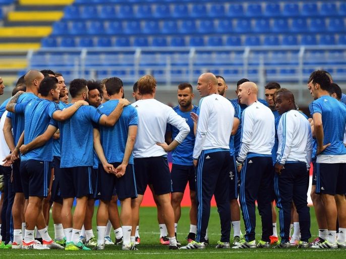 Real Madrid's French head coach Zinedine Zidane (C) leads his team's training session at the Giuseppe Meazza Stadium in Milan, Italy, 27 May 2016. Real Madrid will face Atletico Madrid in the UEFA Champions League Final on 28 May 2016 in Milan.
