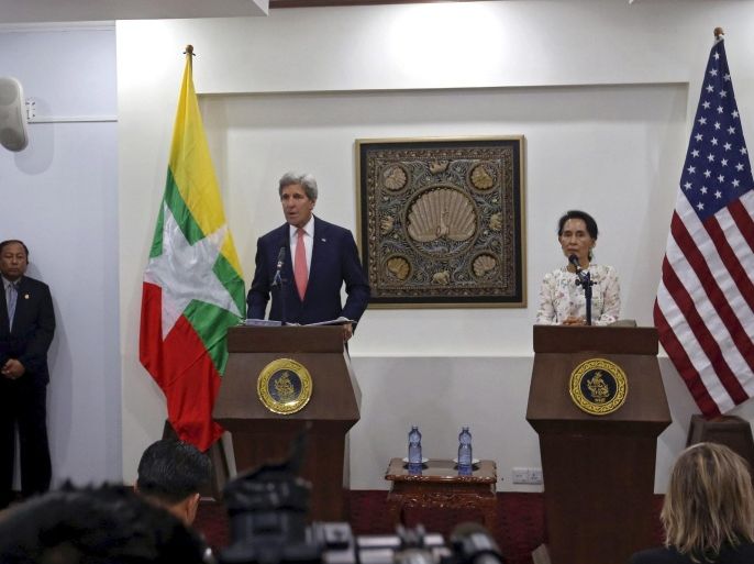 US Secretary of State John Kerry (L) speaks as Myanmar Foreign Minister and State Counselor Aung San Suu Kyi (R) looks on during the joint press conference following their meeting at the Ministry of Foreign Affairs in Naypyitaw, Myanmar, 22 May 2016.