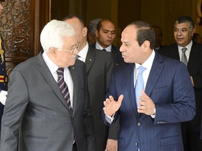 A handout photograph supplied by the Palestinian Authority shows Palestinian President Mahmoud Abbas (L) meeting with the Egyptian President Abdel Fattah al-Sisi (R), in Cairo, Egypt, 10 September 2015. EPA/THAER GHANAIM/PALESTINIAN AUTHOR
