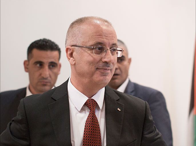 epa05309816 Palestinian Prime Minister Rami Hamdallah (C) arrives for a conference with Members of the Foreign Press Associations (FPA), in the West Bank town of Ramallah, 16 May 2016. The conference aims to explain the Palestinian position on the general political issues and negotiations with Israel. EPA/ATEF SAFADI