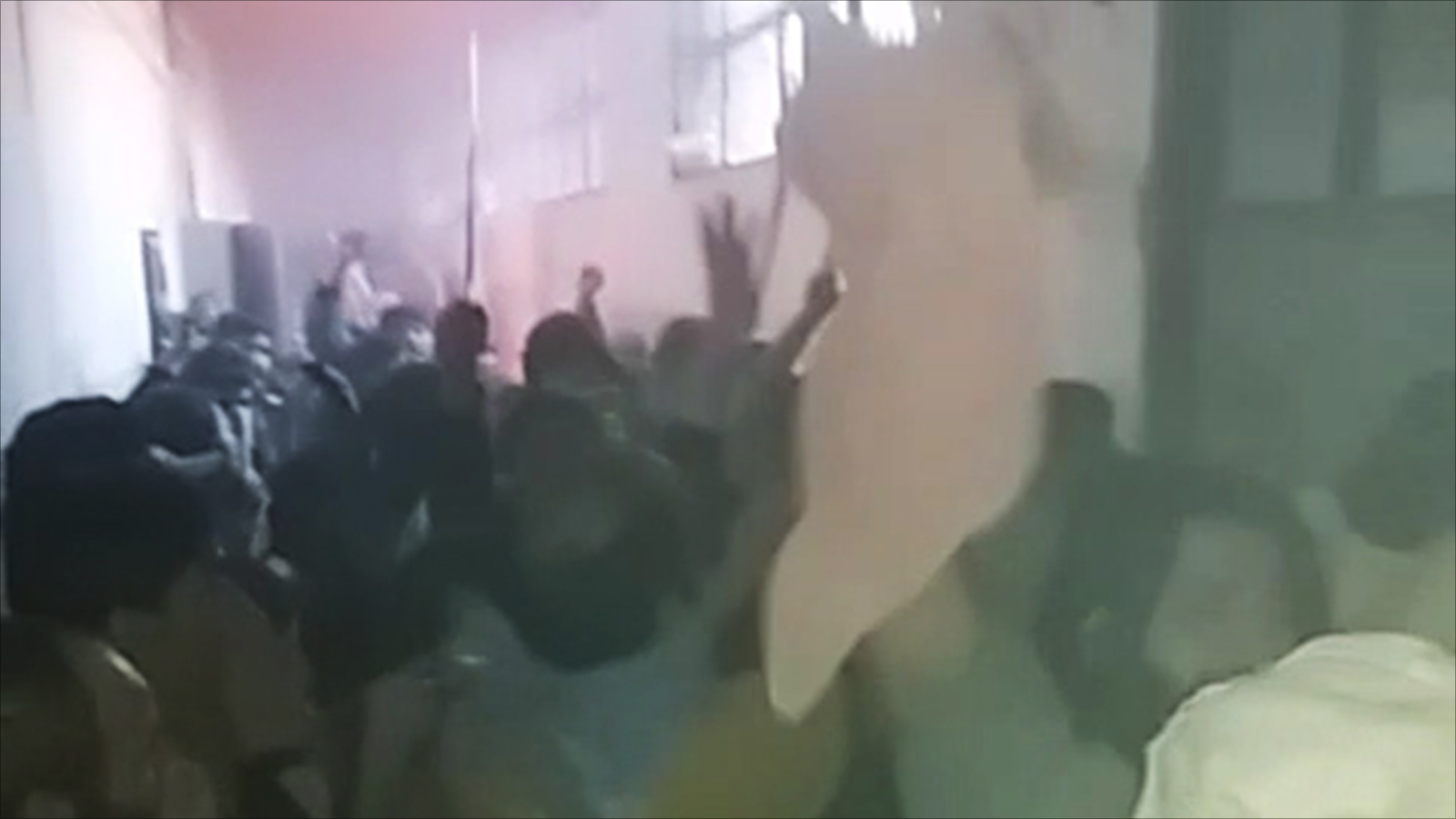 معتقلون في سجن حماة المركزي يهتفون أثناء محاولة قوات النظام السوري اقتحام السجن 