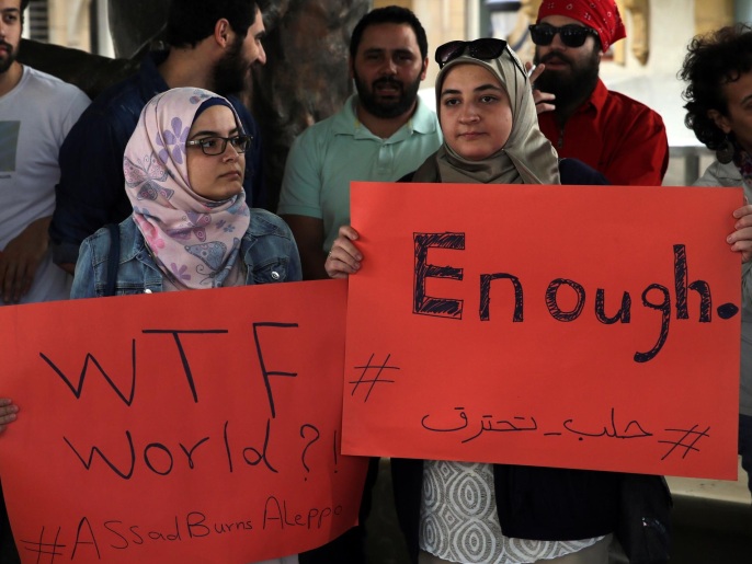 متظاهرون في بيروت يرفعون لافتات للتضامن مع حلب (أسوشيتد برس)
