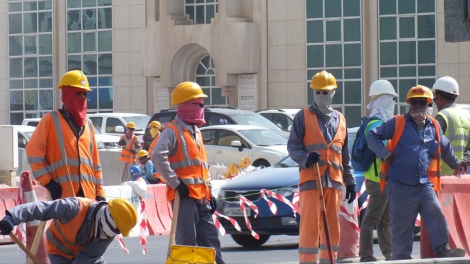 ‪‬ عدد من العمال بأحد مشاريع البنية التحتية بالعاصمة الدوحة(الجزيرة)