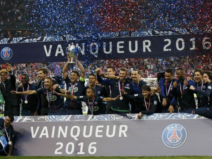 Football Soccer - Olympique Marseille v Paris St Germain - France Cup Final - Stade de France, Saint-Denis, France - 21/05/2016. Paris St Germain team celebrates with trophy after victory their French Cup final soccer match. REUTERS/Gonzalo Fuentes
