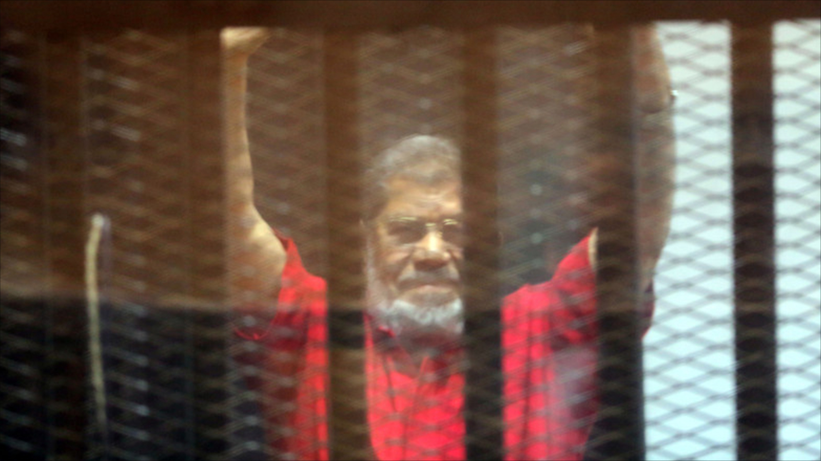 ‪سجانو مرسي لم يكتفوا بقضبان الحديد بل وضعوه في قفص زجاجي يمنع صوته عن الشعب‬ (الأوروبية)