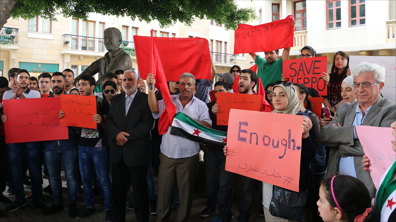 ‪ساحة سمير قصير وسط بيروت احتضنت احتجاجا على ما يتعرض له أهل حلب‬ (الجزيرة)