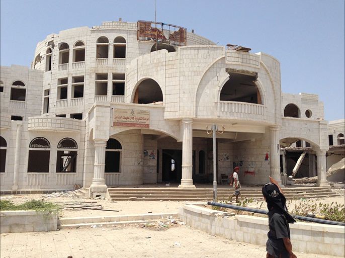 مبنى المجمع الحكومي في زنجبار والذي كانت القاعدة تتخذه مقراً رئيسياً لعملياتها العسكرية الجزيرة نت