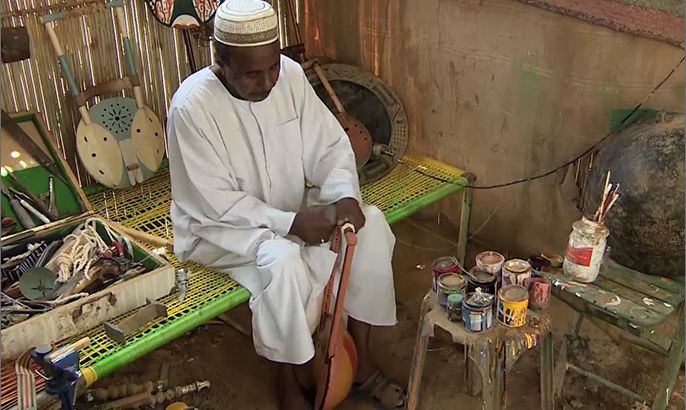 الطنبور السوداني.. عزف على أوتار تراث يأبى الاندثار
