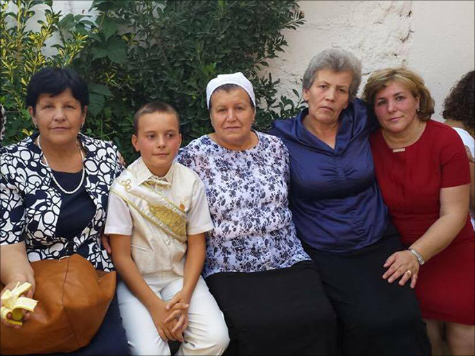 جدات ألبانيات بمدينة بريشيفا حيث تهيمن فئة كبار السن على الأقلية الألبانية بسبب هجرة الشباب (الجزيرة)