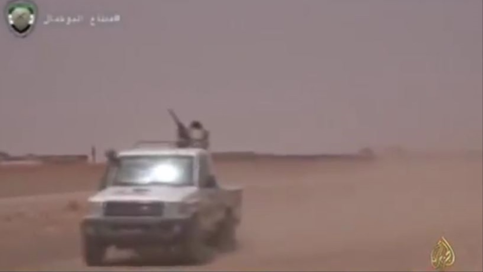 ‪إحدى المركبات التابعة للمعارضة السورية تشارك في الهجوم على تنظيم الدولة بالبوكمال‬ (الجزيرة)