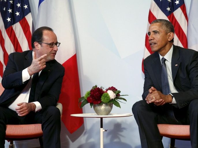 U.S. President Barack Obama (R) meets with French President Francois Hollande during the Group of Seven (G7) Summit in the Bavarian town of Kruen, Germany June 8, 2015. REUTERS/Kevin Lamarque