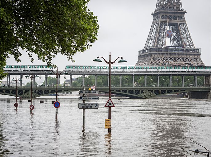 epa05344090 A general view of the Bir-Hakeim bridge near the Eiffel Tower above the Seine river in Paris, France, 03 June 2016. Floods and heavy rain drenched about a quarter of the French territory over several days. EPA/JEREMY LEMPIN