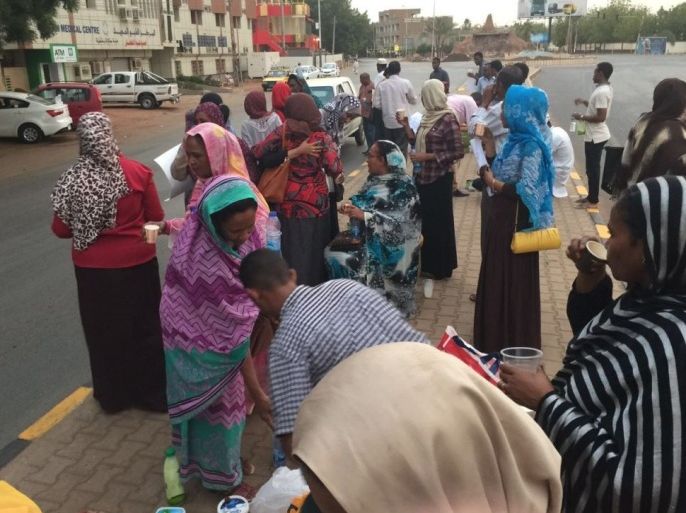 جانب من اعتصام أسر المعتقلين أمام مقر جهاز الأمن السودان