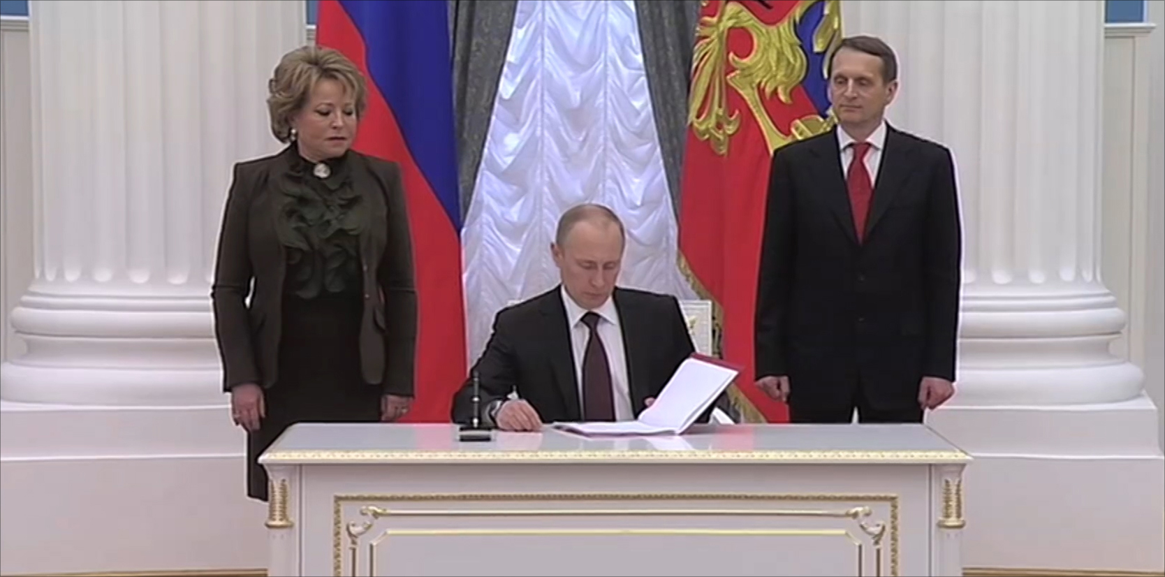 ‪بوتين يوقع رسميا على انضمام شبه جزيرة القرم‬ بوتين يوقع رسميا على انضمام شبه جزيرة القرم (الجزيرة)