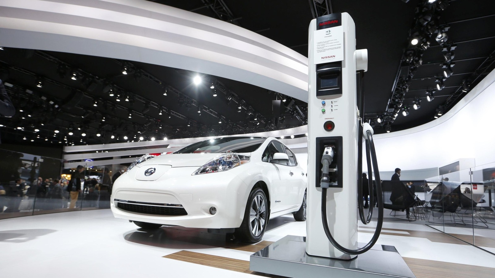 ارتفاع أسعار النفط يدفع باتجاه تطوير تقنيات بديلة مثل السيارات الكهربائية (رويترز)