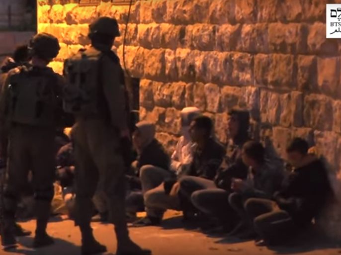هآرتس: الجنود الإسرائيليون يعتقلون أطفالا فلسطينيين، ويصورونهم بخلاف القانون