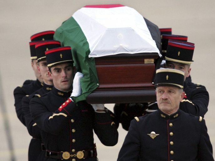 The flag-draped coffin of Palestinian President Yasser Arafat is carried by a guard of honour during a ceremony at the Villacoublay air base near Paris in this November 11, 2004 file photo. Arafat was poisoned to death in 2004 with radioactive polonium, his widow Suha said on November 6, 2013 after receiving the results of Swiss forensic tests on her husband's corpse. REUTERS/Philippe Wojazer/Files (FRANCE - Tags: POLITICS CRIME LAW)