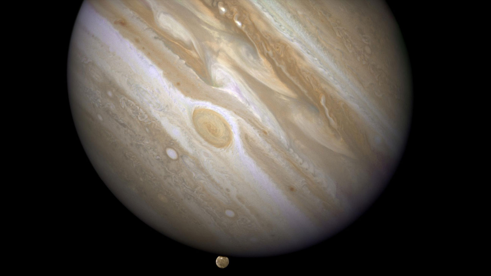 جانيميد أكبر أقمار المشتري يظهر أسفل الكوكب الذي ستصله المركبة جونو الشهر المقبل (رويترز)