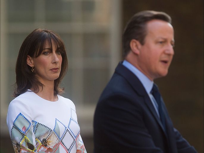 epa05387200 British Prime Minister David Cameron (R) is watched by his wife Samantha Cameron (L) as he delivers a speech in response the result of UK EU Referendum in Downing Street, London, Britain, 24 June 2016. Britons in a referendum on 23 June have voted by a narrow margin to leave the European Union (EU). Media reports on early 24 June indicate that 51.9 per cent voted in favour of leaving the EU while 48.1 per cent voted for remaining in. EPA/WILL OLIVER