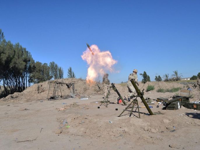 Iraqi soldiers fire a mortar toward Islamic State militants on the outskirts of Fallujah, west of Baghdad, April 20, 2016. REUTERS/Stringer EDITORIAL USE ONLY. NO RESALES. NO ARCHIVE.