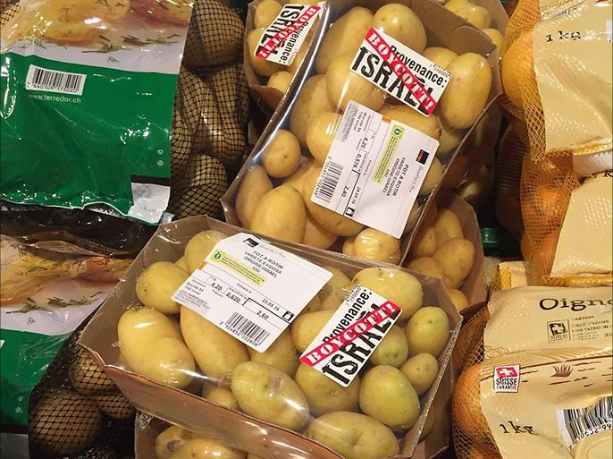 شبكة محلات سوبرماركيت "كوف" في سويسرا، تبيع منتج البطاطا، وتضع ملصقا عليها مكتوب "نعم لمقاطعة إسرائيل" - المصدر صحيفة معاريف الإسرائيلية