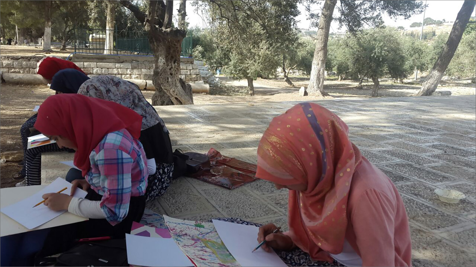 فتيات يرسمن في باحات الأقصى ضمن دورة لتعريف الأطفال بفن العمارة الإسلامي(الجزيرة)