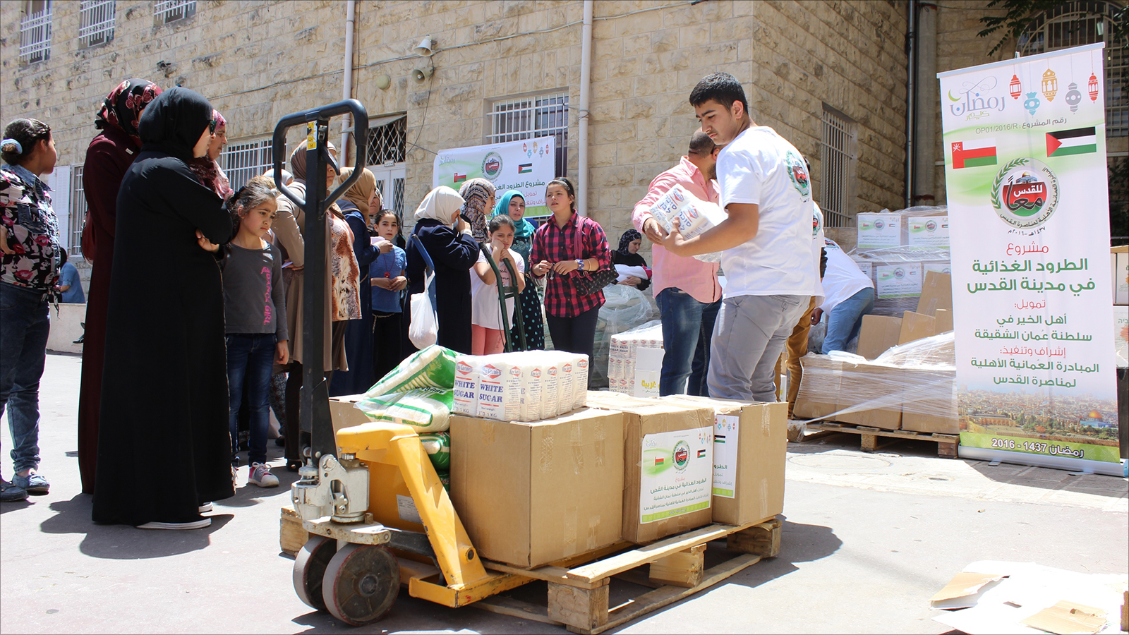 توزيع الطرود الغذائية الرمضانية على فقراء القدس (الجزيرة)
