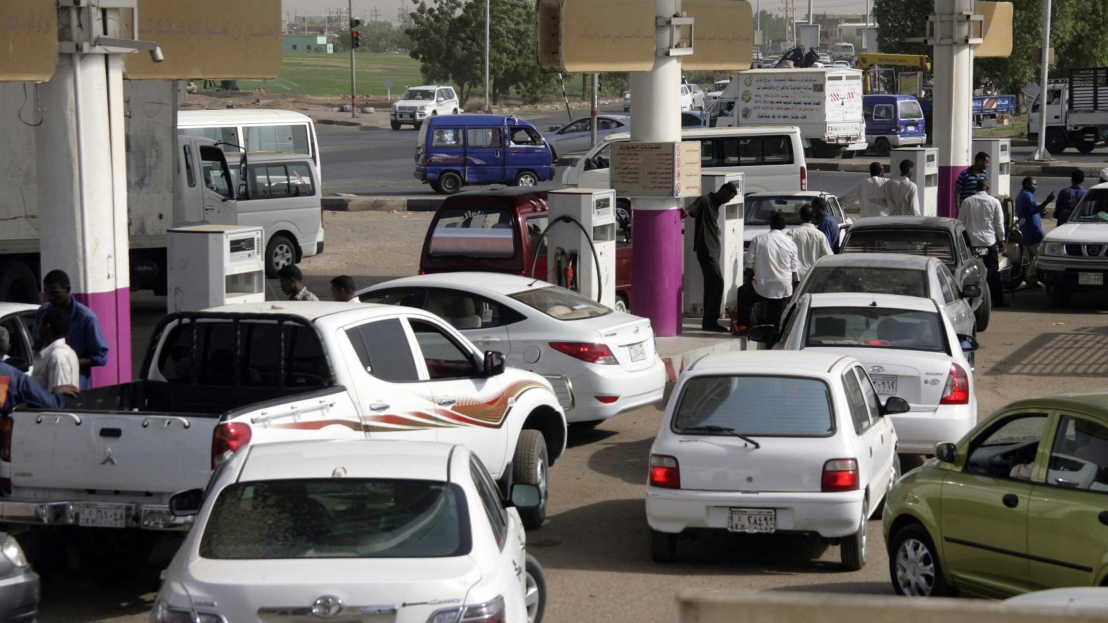 محطة وقود في العاصمة السودانية الخرطوم (رويترز)